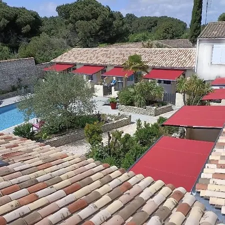 Del Re 3 Face A La Piscine Nyaraló